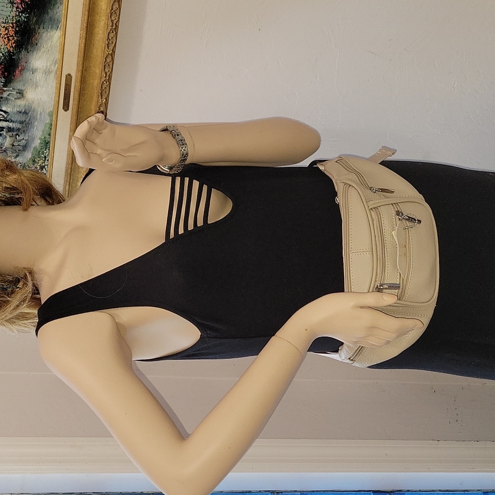 Belly pack cream color cowhide leather. Very soft and lot of pockets.